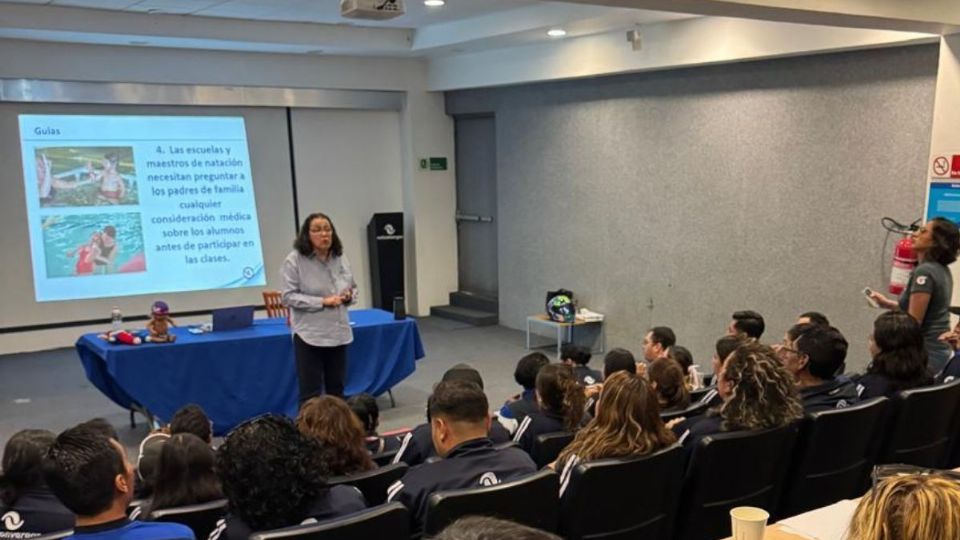 Lourdes “Lulú” Cisneros, reconocida en el mundo acuático, capacita a instructores de Acuática Nelson Vargas.