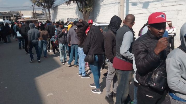 “Nunca pensé que fuera tan complicado": migrantes en México padecen filas en la Comar