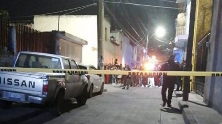 Motosicarios disparan a 2 hombres afuera de una casa en León, uno murió