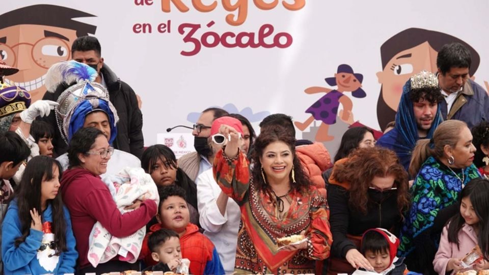 La Jefa de Gobierno de la CDMX, Clara Brugada, encabezó la tradicional repartición de Rosca de Reyes, siendo una de las primeras en sacar el niño