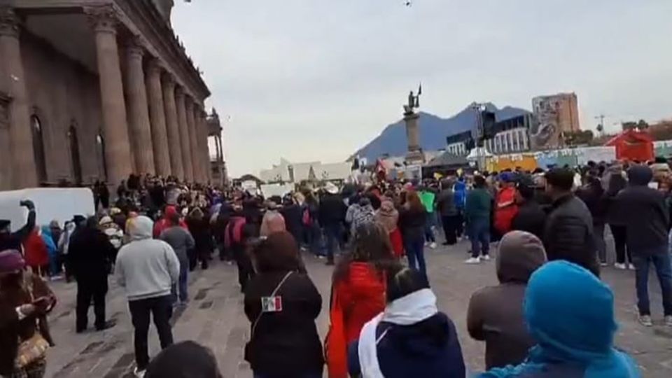 Más protestas contra el alza camionera; desafían el frío los manifestantes