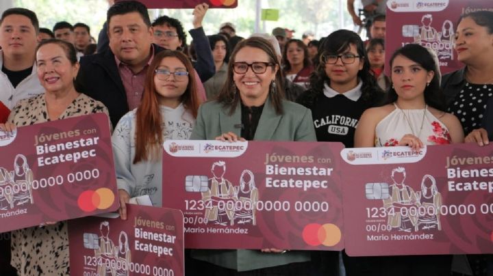 Azucena Cisneros entrega becas económicas a universitarios para pasajes