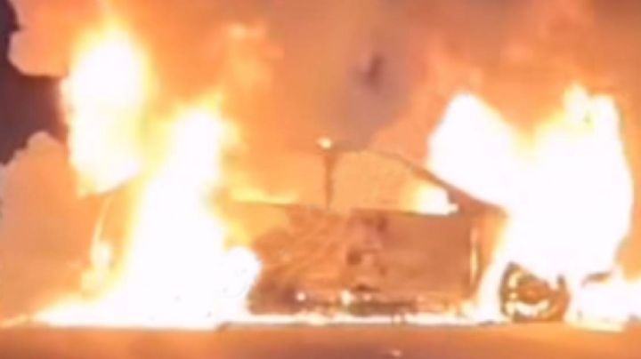 Sicarios atacan a balazos a conductor y luego incendian la camioneta, en Irapuato