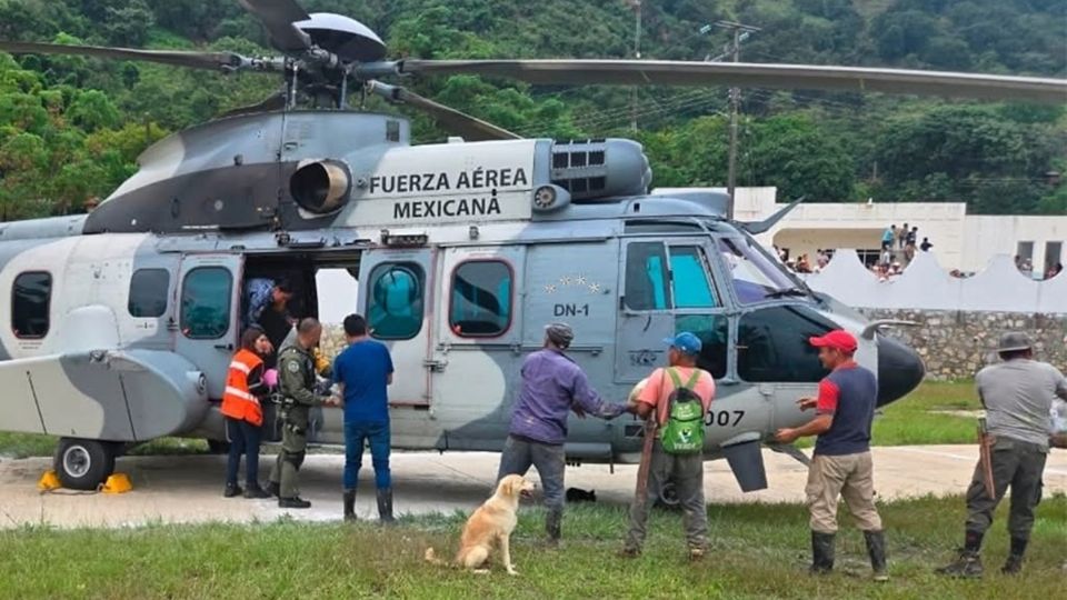 Los helicópteros realizan viajes diarios hasta las zonas de desastre