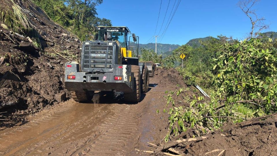 El camino permanecerá cerrado hasta que haya seguridad para los conductores