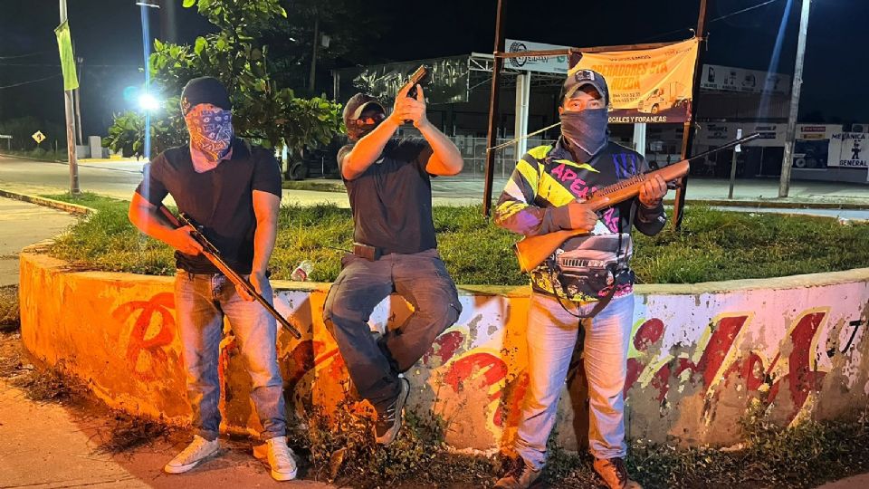 Portan arnas de fuego, otros lo hacen con palos.