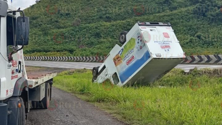 Vuelca camioneta de la empresa Bimbo en autopista Orizaba-Puebla