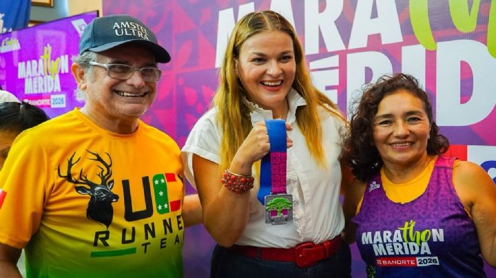 Cecilia Patrón presenta la playera, medalla y ruta del Marat’hon Mérida-Banorte 2026.