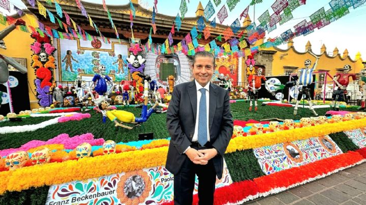 Coyoacán dedica ofrenda de Día de Muertos a leyendas del fútbol