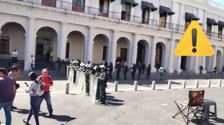 Policías antimotines desalojan manifestación de jubilados en Xalapa (VIDEO)