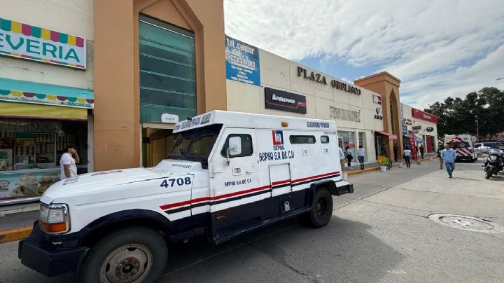 Balacera en plaza Obelisco; asaltan a guardias de camión blindado
