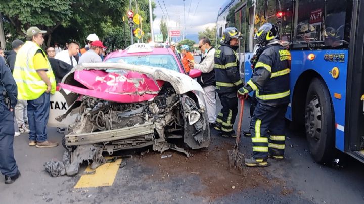 Choque en Coyoacán: Trolebús impacta a taxi en Av. Aztecas; hay 2 heridos