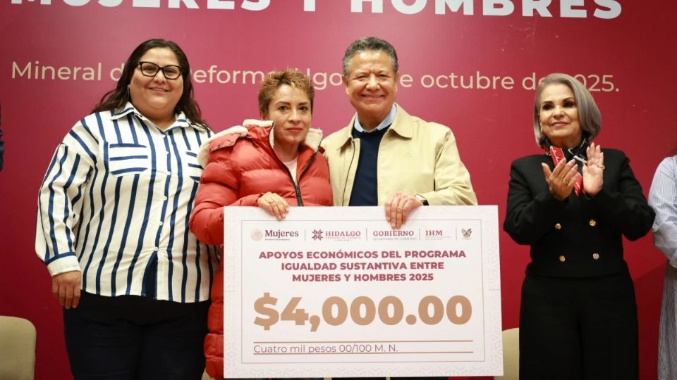 El gobernador Julio Menchaca encabezó la entrega de apoyos económicos a mujeres