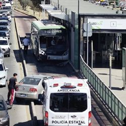 Vehículo invade carril de Tuzobús; choca y deja 2 heridos