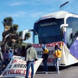 Tensión entre policía de Pachuca y normalistas del Mexe por secuestro de autobuses