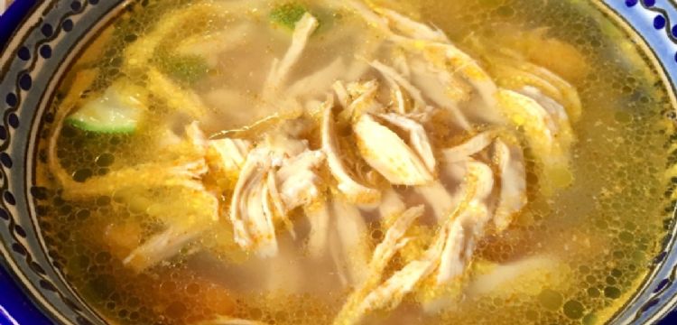 Foto descriptiva de: ¿Por qué la gente considera al caldo de pollo el remedio universal?