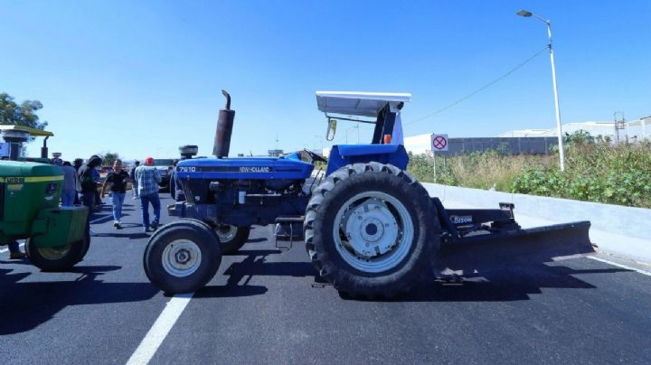 Bloqueo de productores en puente Zaragoza afecta paso de carga en Chihuahua