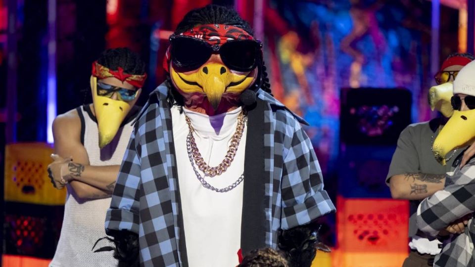 Sorprendió por su disfraz, sentido del humor y su estilo para cantar.