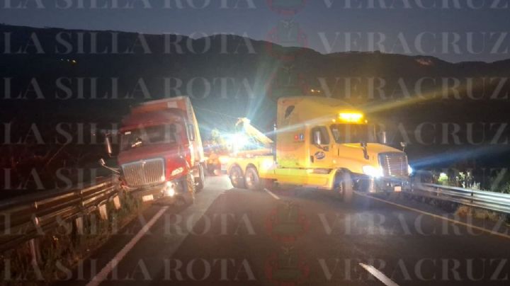 Fuerte tráfico en Cumbres de Maltrata tras accidente de tractocamión hoy 23 de noviembre