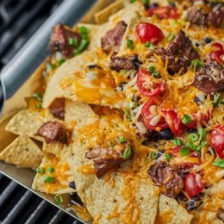 ¿Cómo preparar unos nachos con carne y frijoles negros caseros?