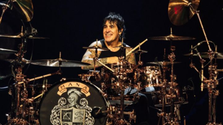 Baterista de Maná sufre caída en pleno concierto en Dallas y sorprende al público