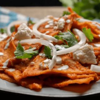 ¿Cómo cocinar unos chilaquiles rojos caseros con una receta rápida?