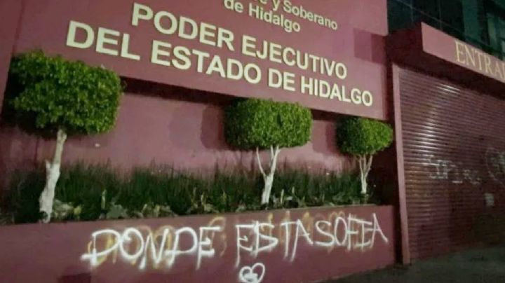 Sentencian a un año en prisión a joven que hizo pintas feministas en fachada del gobierno de Hidalgo