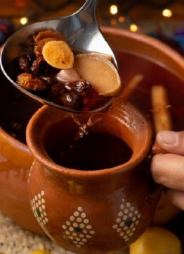 Foto descriptiva de: Ponche navideño con piquete: 5 licores que combinan mejor y cómo agregarlos