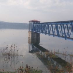 A dos meses de las lluvias, presas de Hidalgo siguen a tope y se derraman