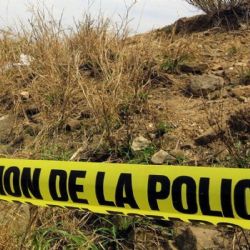 Hallan a hombre sin vida y con bolsas de medicamentos en terracería de Tulantepec