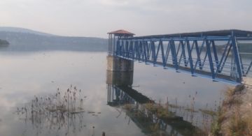 A dos meses de las lluvias, presas de Hidalgo siguen a tope y se derraman