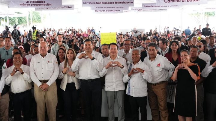 Mario Delgado y gobernador de Puebla entregan mobiliario y equipo escolar a 100 planteles