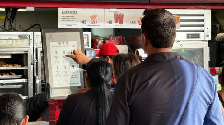 Máquina de auto cobro causa caos en la comida rápida de Plaza Mayor