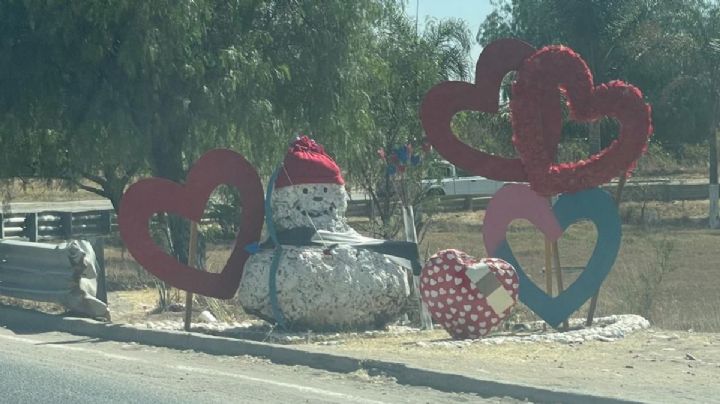 Rodean de corazones al famoso Mono de Piedra de Silao por el Día de San Valentín