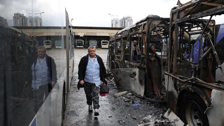 Explotan 3 autobuses en Israel; video muestra el momento en que terrorista deja bomba