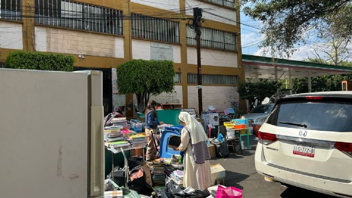 Alumnos y padres exigen la devolución de su escuela en av. México-Tacuba