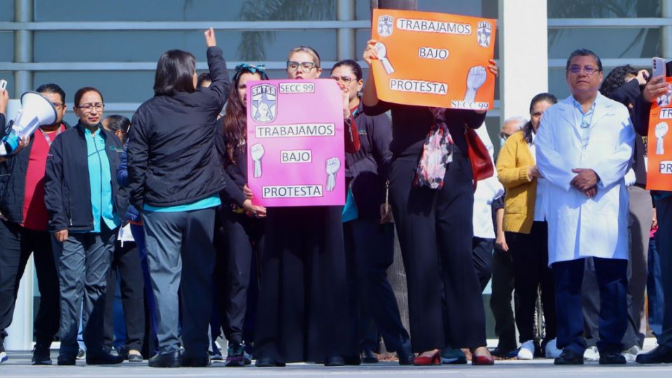 Trabajadores del sector salud se manifiestan por desabasto de insumos en el Hospital Regional de Alta Especialidad del Bajío