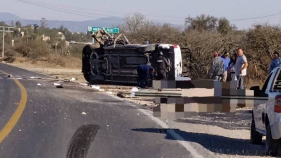 La volcadura se registró a la altura del panteón de Mineral de Pozos.