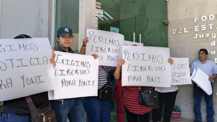 Familiares detenidos en 8M se manifiestan afuera de juzgados; exigen liberarlos