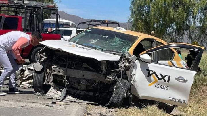 Muere una persona tras choque entre taxi y auto particular en carretera de Hidalgo