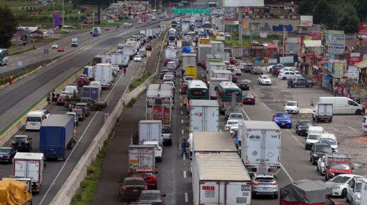 Operadores de pipas asfixian la autopista México-Toluca por más de 6 horas