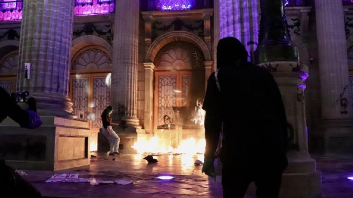 Marcha 8M: Otra vez queman la puerta del Teatro Juárez en Guanajuato capital