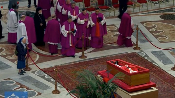 Geneviève Jeanningros: la monja que rompió el protocolo para llorar la muerte del papa Francisco