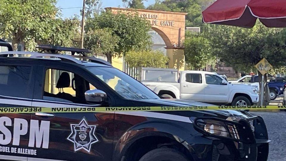 Hombres armados interceptaron al conductor de la camioneta y lo atacaron a balazos. 
