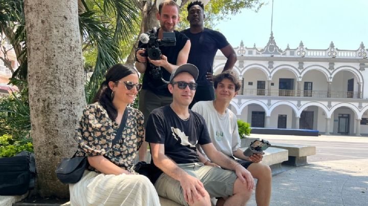 Este es el documental francés que estan grabando en el zócalo de Veracruz
