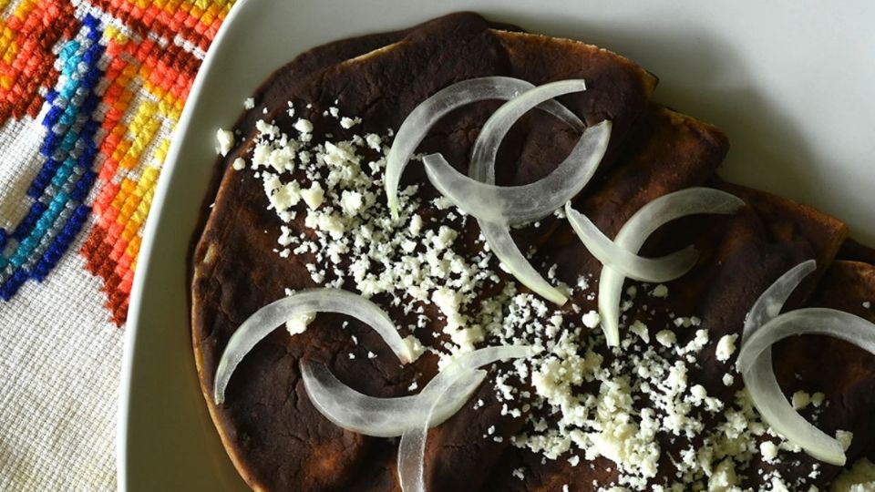Así puedes preparar unas caseras enfrijoladas