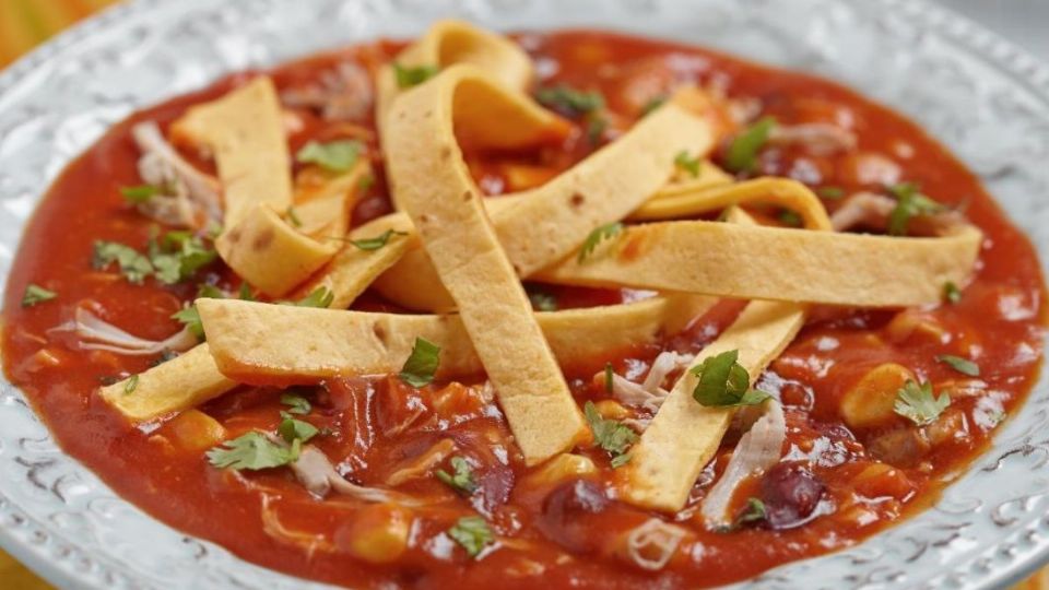 Así puedes cocinar una sopa azteca casera