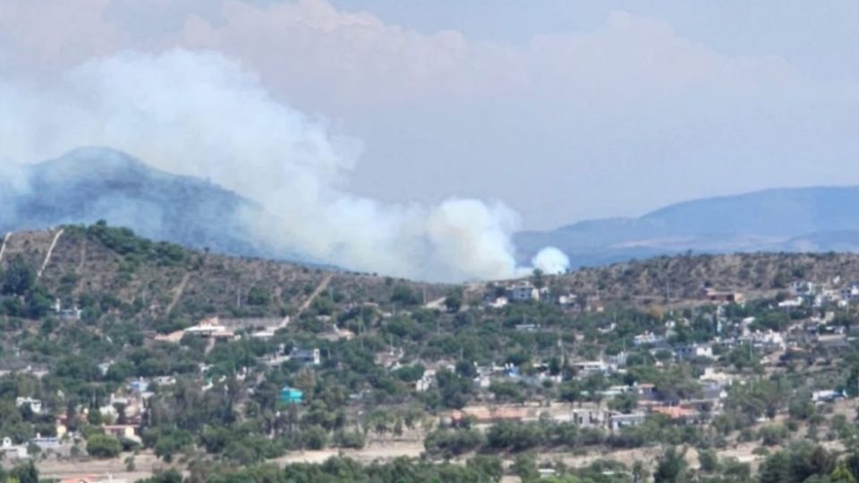 La columna de humo de ambos incendios puede verse desde kilómetros a la redonda