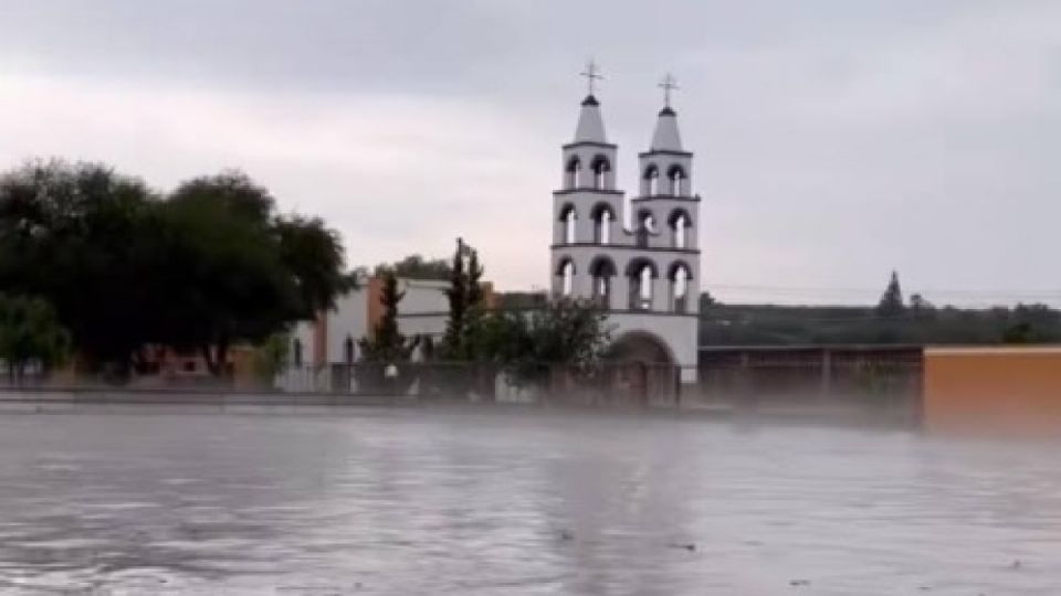 Inundación ayer en la comunidad Puerto de Sosa, en San Miguel de Allende.