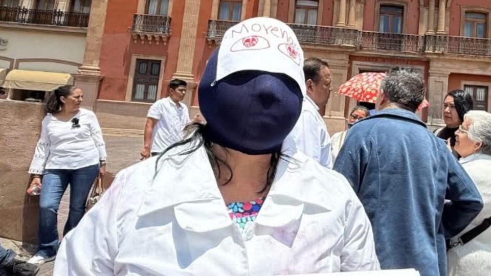 Manifestante enmascarada en contra de la elección Judicial 2025